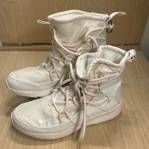 NIKE Tanjun High Rise Boots in White Size 8.5